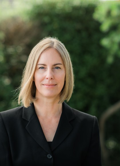 Author photo Elizabeth Singer Hunt, photo credit Clara Lu